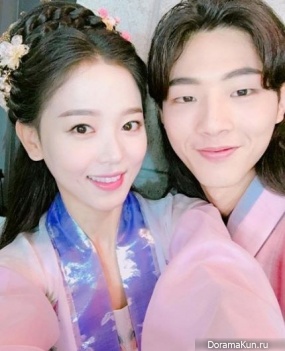 Kang Han Na with the actors of drama
