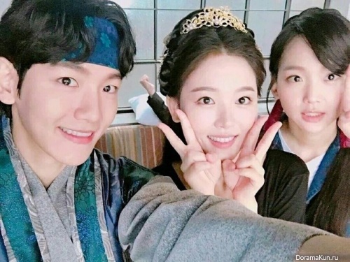 Kang Han Na with the actors of drama