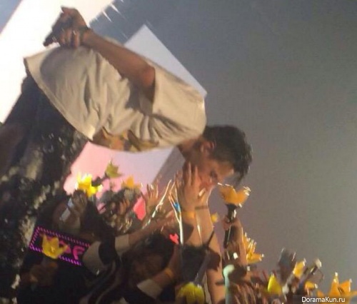 G-Dragon and fans