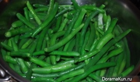Salad with mushrooms, green beans and onions