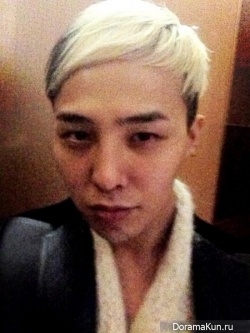 G-Dragon показал фотографию с темными кругами под глазами